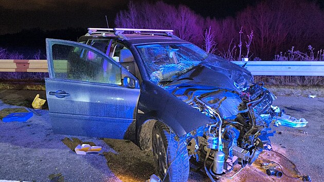 Nehoda dvou osobních aut na Hradecku uzavřela na 87. kilometru dálnici D11 ve směru na Jaroměř. (10. prosince 20025)