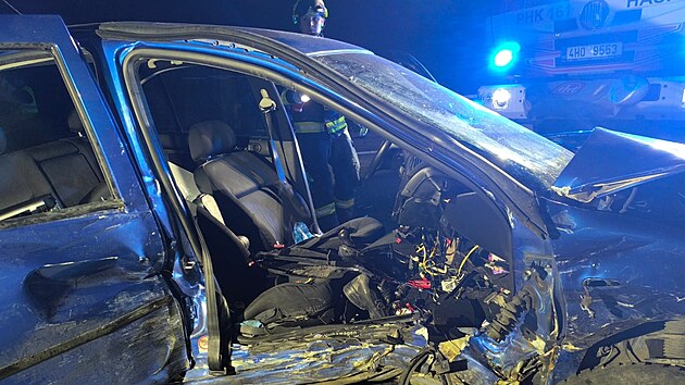 Nehoda dvou osobních aut na Hradecku uzavřela na 87. kilometru dálnici D11 ve směru na Jaroměř. (10. prosince 20025)