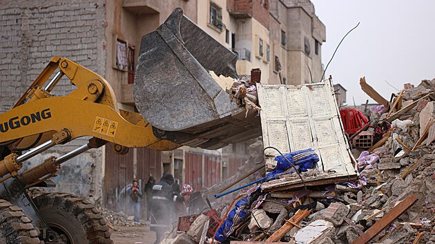 Záchranáři hledají přeživší v troskách dvou zřícených budov ve Fezu. (10. prosince 2025)