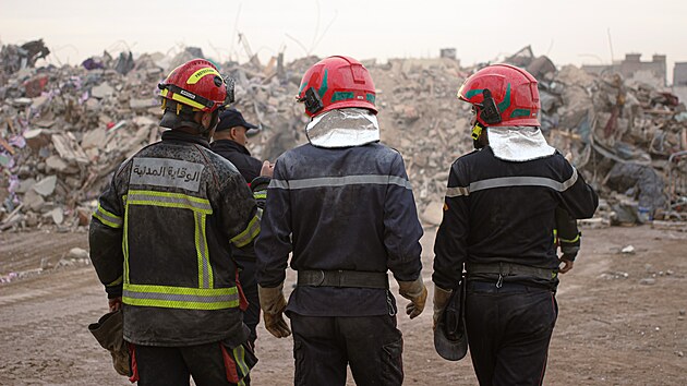 Záchranáři hledají přeživší v troskách dvou zřícených budov ve Fezu. (10. prosince 2025)