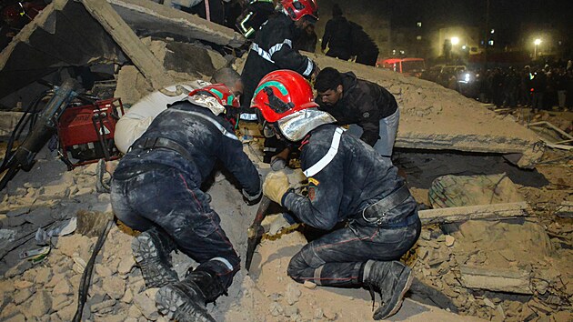 Záchranáři a obyvatelé hledají přeživší v troskách dvou zřícených budov ve Fezu. (9. prosince 2025)