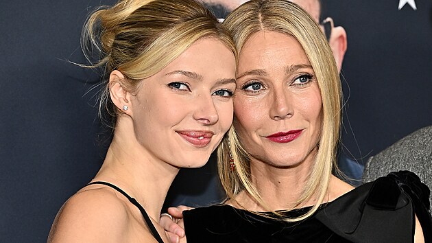 Gwyneth Paltrowová a její dcera Apple Martinová v New Yorku (16. prosince 2025)