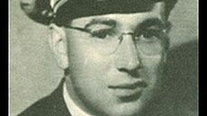 Gérard Fraineau jako poručík francouzského válečného loďstva.