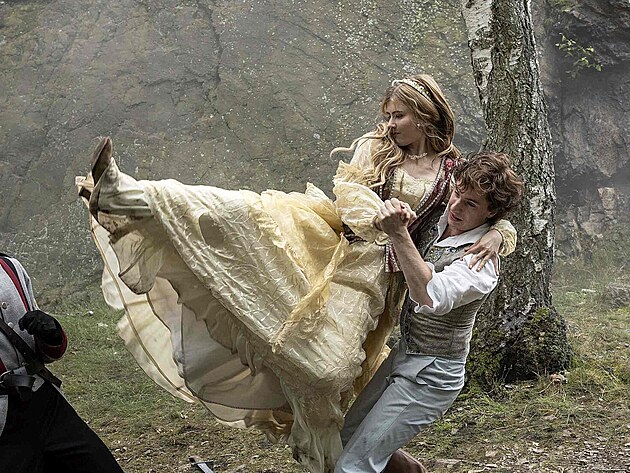 Sofie Anna Švehlíková a Oskar Hes v pohádce Záhada strašidelného zámku (2025)