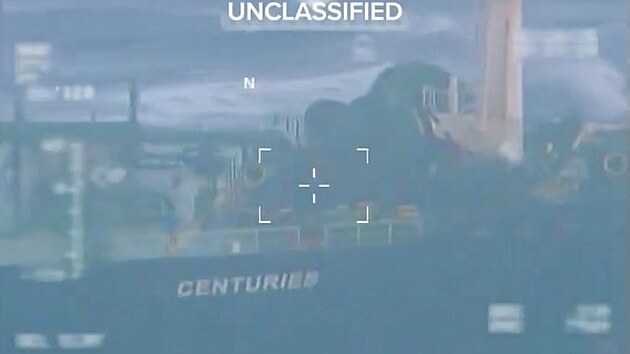 Záběry zveřejněné na účtu americké ministryně pro vnitřní bezpečnost Kristi Noemové zachycují letadlo americké pobřežní stráže letící nad ropným tankerem, který naposledy kotvil ve Venezuele. (20. prosince 2025)