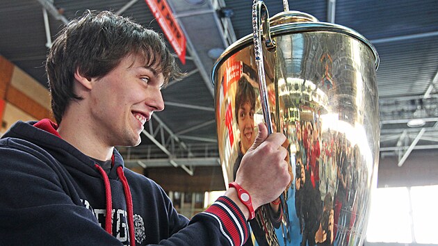Luk&aacute;&scaron; Nahodil p&oacute;zuje s trofej&iacute; za v&iacute;tězstv&iacute; v hokejov&eacute; extralize.