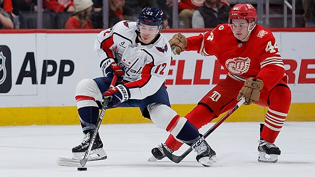 Anthony Beauvillier z Washingtonu (vlevo) si hlídá puk před Axelem Sandinem-Pellikkou z Detroitu.