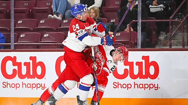 Adam Novotný trefuje dánského soupeře Antona Lindeho.