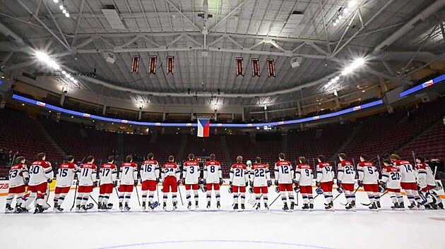 Po utkání s Dánskem si čeští hokejisté vyslechli státní hymnu.