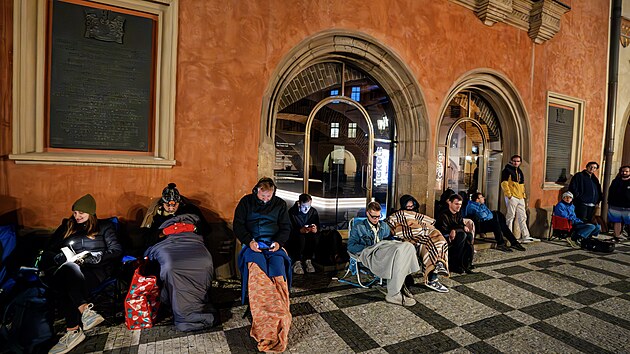 Praha 9.9.2025 Tajemství všech tajemství 9. 9. na Staroměstské radnici kolem čtvrté ráno fronta nadšenců. Tajemství všech tajemství - Dan Brown. Prvních sto zájemců si může koupit podepsaný výtisk, všechny účtenky budou slosovány a 20 výherců získá vstupenky na vyprodaný diskusní večer s Danem Brownem 18. 9. zahájení prodeje knihy Dana Browna Tajemství všech tajemství 9. 9. v 7 h na Staroměstské radnici v Praze.