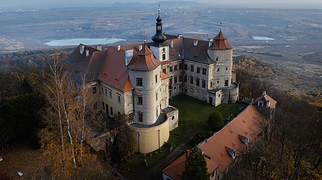 Z&aacute;mek Jezeř&iacute; se nach&aacute;z&iacute; př&iacute;mo nad uheln&yacute;m dolem ČSA (dř&iacute;ve Lom Vrbensk&yacute;/Dukla). (10. listopadu 2025)