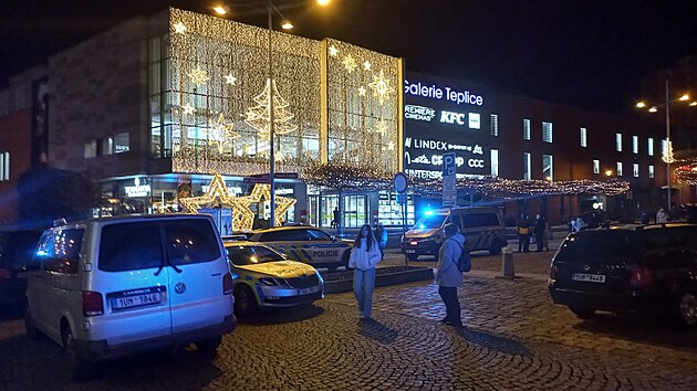Policist&eacute; v sobotu odpoledne evakuovali obchodn&iacute; centrum v Teplic&iacute;ch. Anonym hrozil střelbou. (27. prosince 2025)