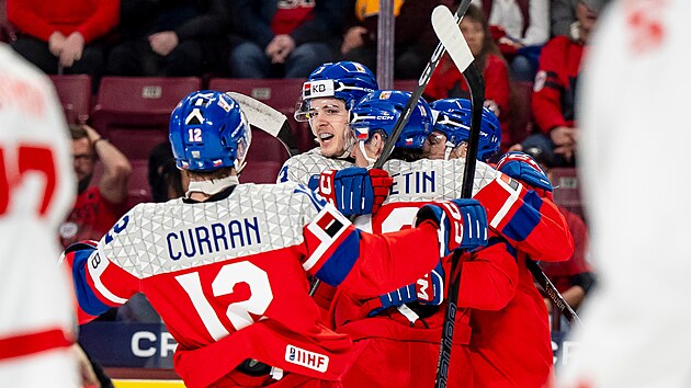 Čeští junioři se radují z gólu proti Kanadě.