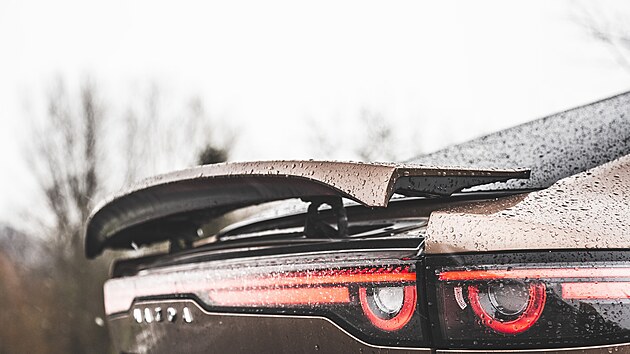 Stylový liftback je opatřen elektricky ovládaným spoilerem, který vás v krátké sekvenci při otevření auta přivítá.
