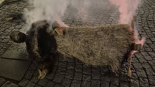 Na Velkém náměstí v Kroměříži hořely slaměné figury z betlému. (29. prosince 2025)
