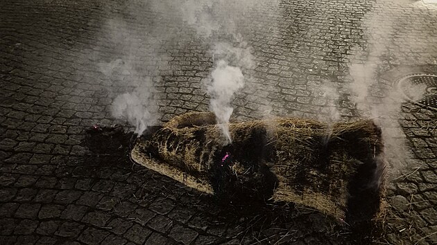 Na Velkém náměstí v Kroměříži hořely slaměné figury z betlému. (29. prosince 2025)