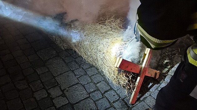 Na Velkém náměstí v Kroměříži hořely slaměné figury z betlému. (29. prosince 2025)