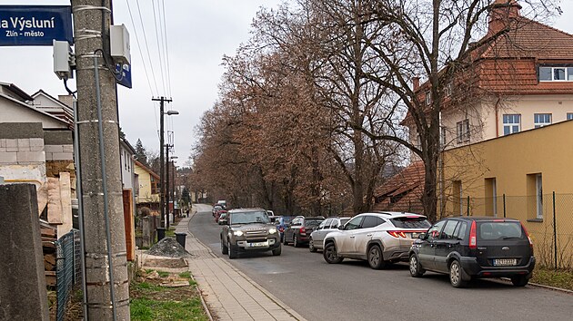Ulice Pod Nivami, kde chce zlínský magistrát zavést jednosměrný provoz kvůli zklidnění dopravy. (prosinec 2025)