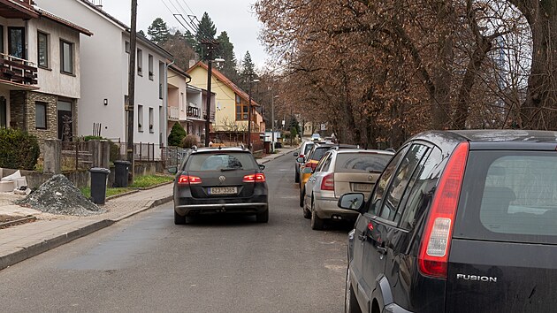 Ulice Pod Nivami, kde chce zlínský magistrát zavést jednosměrný provoz kvůli zklidnění dopravy. (prosinec 2025)