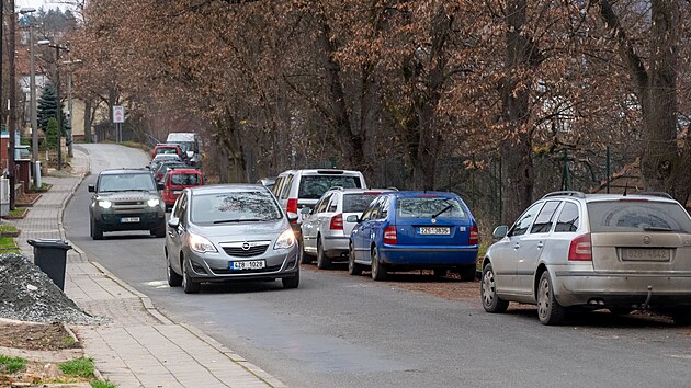 Ulice Pod Nivami, kde chce zlínský magistrát zavést jednosměrný provoz kvůli zklidnění dopravy. (prosinec 2025)