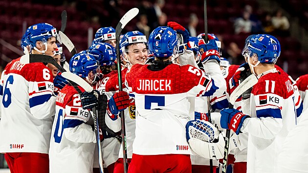 Čeští junioři slaví výhru proti Finsku.