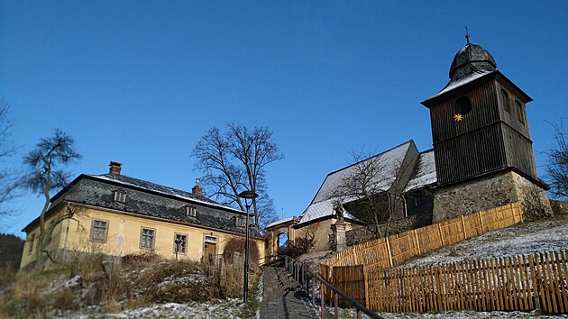 Kostel sv. Kryštofa s farou (vlevo), zvonicí (vpravo) a márnicí (uprostřed)