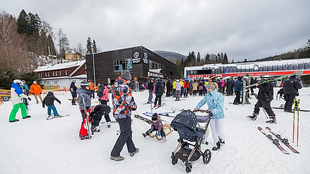 Za sněhem dorazili do krkonošského Špindlerova Mlýna hlavně zahraniční návštěvníci. (30. prosince 2025)