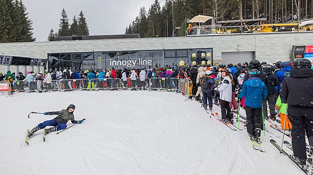 Za sněhem dorazili do krkonošského Špindlerova Mlýna hlavně zahraniční návštěvníci. (30. prosince 2025)
