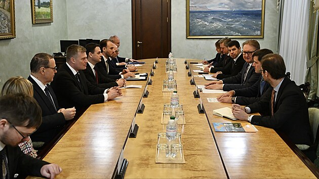 Ministr zahraničí Petr Macinka a místopředseda zahraničního výboru Sněmovny Filip Turek (oba Motoristé) jednali s vicepremiérem Tarasem Kačkou o zájmu Ukrajiny stát se členem EU. (9. ledna 2026)