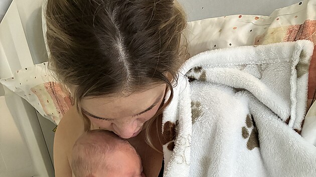 Jako první zrušila zavinovačky pelhřimovská porodnice. Cílem je, aby novorozenci trávili co nejvíce času v těsném kontaktu se svou mámou. Přikryté jsou teplou dečkou, která je nesvazuje a nebrání jim v kontaktu s tělem mámy ani v přirozeném spánku.