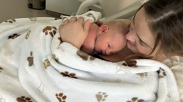 Jako první zrušila zavinovačky pelhřimovská porodnice. Cílem je, aby novorozenci trávili co nejvíce času v těsném kontaktu se svou mámou. Přikryté jsou teplou dečkou, která je nesvazuje a nebrání jim v kontaktu s tělem mámy ani v přirozeném spánku.