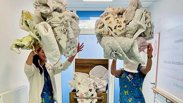 Zdravotníci v havířovské nemocnici symbolicky vyhazují do vzduchu i do koše dětské zavinovačky, které mají v Česku letitou tradici. Spustili kampaň nazvanou Konec zavinovaček v Havířově. Podle odborníků je pro novorozence vhodnější těsný kontakt s matkou.