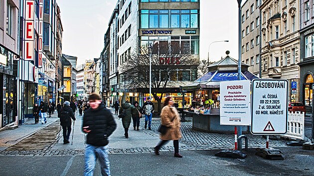Česká ulice před zahájením další fáze stavebních prací na novém kolektoru, přeložce parovodu a přepojení. Javory v ulici musí ustoupit stavbě, dělníci je pokácejí ještě v lednu. Podle odborníků jsou ve špatné kondici, nedoporučili ani jejich přesazení jinam. (2. ledna 2026)