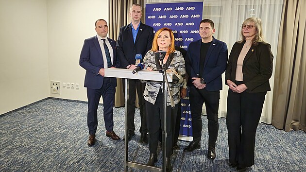 Brněnská organizace hnutí ANO si pod dohledem krajské šéfky Aleny Schillerové (na snímku uprostřed) zvolila nové vedení. Předsedou se stal poslanec a expert na léčebné konopí Václav Trojan (vlevo). (9. ledna 2026)