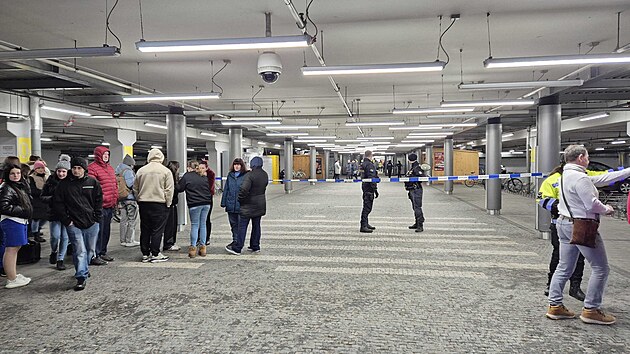 Královéhradecké obchodní centrum Futurum, ve kterém podle policie útočník zranil dva lidi. Na snímku je průběh evakuace lidí. (2. ledna 2026)
