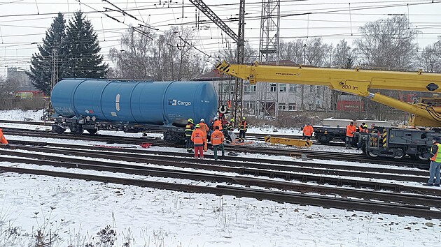 Na železniční stanici Havlíčkův Brod probíhá snaha o vrácení vykolejené cisterny s naftou zpět na koleje. (8. ledna 2026)