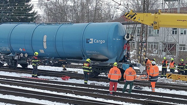 Na železniční stanici Havlíčkův Brod probíhá snaha o vrácení vykolejené cisterny s naftou zpět na koleje. (8. ledna 2026)