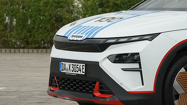 Elektrická Škoda Elroq v barvách legendárního závodního speciálu Škoda 130 RS