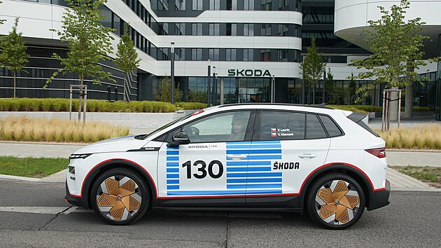 Elektrická Škoda Elroq v barvách legendárního závodního speciálu Škoda 130 RS