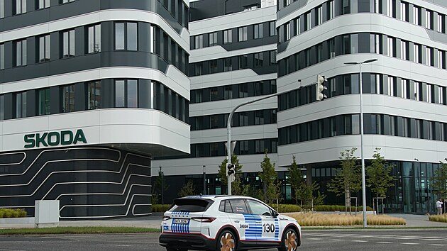 Elektrická Škoda Elroq v barvách legendárního závodního speciálu Škoda 130 RS