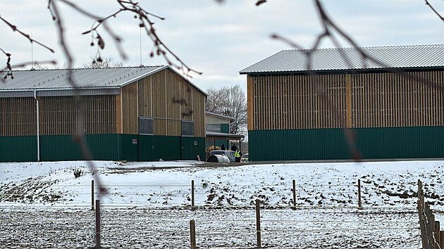 Policisté a kriminalisté ohledávají místo v Martinicích na Příbramsku, kde bylo nalezeno tělo mrtvého novorozence. (7. ledna 2025)