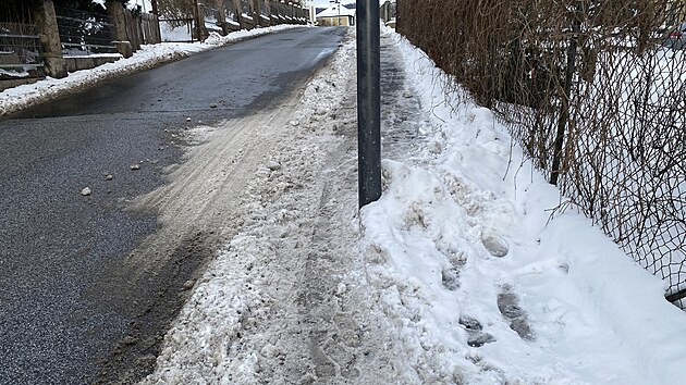 Chodcům v Liberci překáží lampa uprostřed chodníku. (5. ledna 2026)