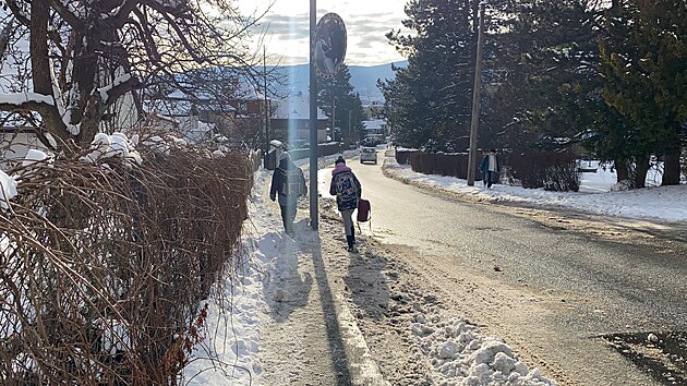 Chodcům v Liberci překáží lampa uprostřed chodníku. (5. ledna 2026)