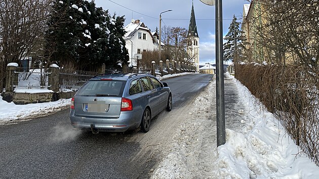 Chodcům v Liberci překáží lampa uprostřed chodníku. (5. ledna 2026)