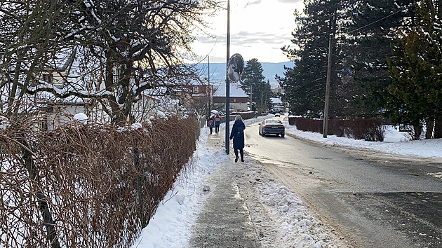 Chodcům v Liberci překáží lampa uprostřed chodníku. (5. ledna 2026)