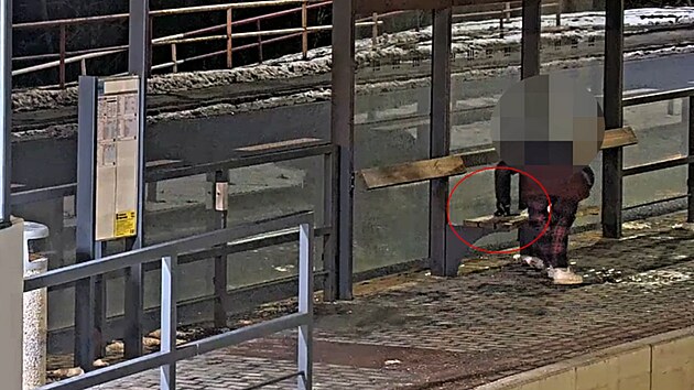 Muž bere mobil zapomenutý na tramvajové zastávce v Ostravě. (9. ledna 2026)