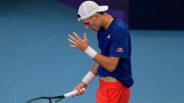 Jakub Menšík se na sebe zlobí ve čtvrtfinálovém utkání United Cupu.