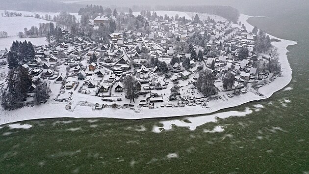Zelený led na Lipně v prosinci 2025. (8. ledna 2026)