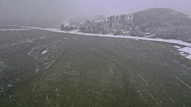 Zelený led na Lipně v prosinci 2025. (8. ledna 2026)