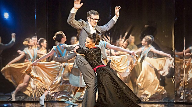 Díky velkému jevišti divadelního sálu mohlo Jihočeské divadlo uvádět výpravné opery a balety. Na snímku je Labutí jezero z roku 2015.